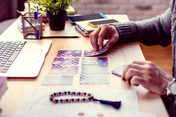 Une personne tirant les cartes